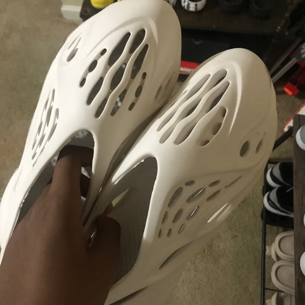 Sand yeezy foam runners